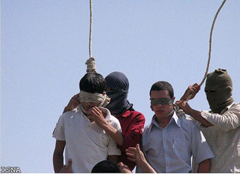 Gay teenageri v Iránu takhle skončí...