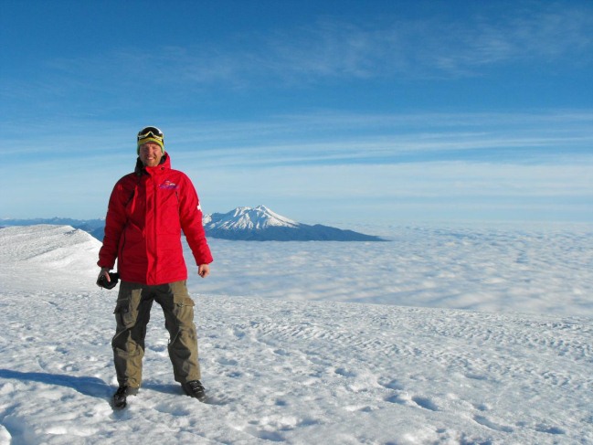 Autor na vrcholu sopky Osorno, v pozadí vulkán Calbuco.   Foto: Jan Gazdík ml.