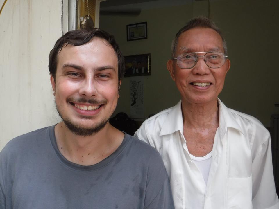 Můj děda se svým novým vnukem. Děda stojí na schodech a Kuba dělá dřep. Jinak se tohle nedalo vyfotit