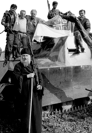 Vladyka Filaret  se srbskými vojáky v Chorvatsku v roce 1991