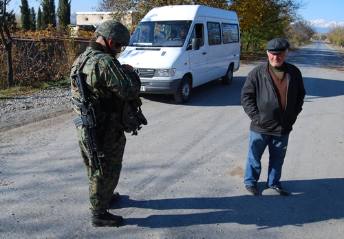 Voják hlídkující na hranici mezi Gruzií a Jižní Osetií