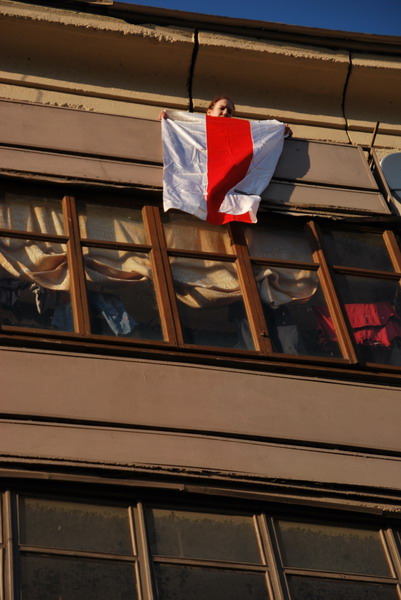 Beloruska vlajka vlaje z jednoho z minskych bytu