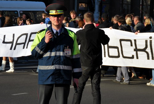 Pochod vedl pokojne centrem Minsku. Demonstranti napriklad cekali na krizovatce na zelenou, coz neni obvykle.