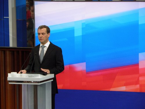 Dmitrij Medveděv odpovídá na dotazy novinářů