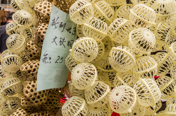 Prodej cvrčků a dalšího rovnokřídlého hmyzu v čínském městě Šanghaj. Foto: Miroslav Bobek