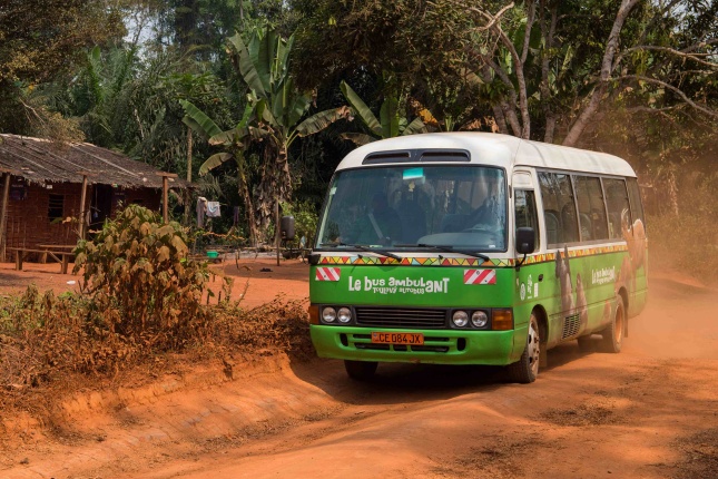 Nový, v pořadí druhý, Toulavý autobus projíždí kamerunským venkovem. Tento projekt opakovaně ocenila jedna z největších osobností světové ochrany přírody Jane Goodall. Foto Khalil Baalbaki