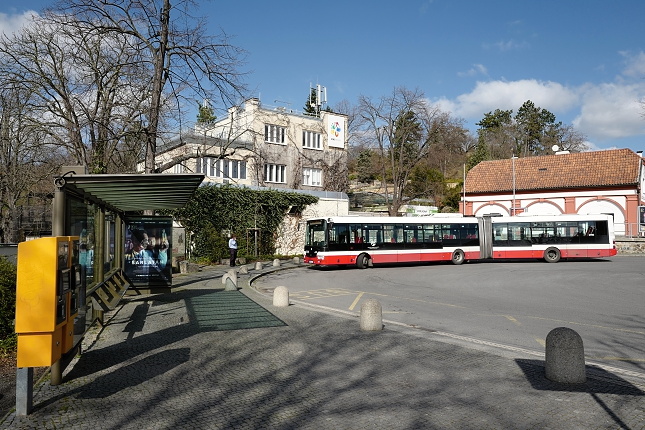 Prázdné kloubové autobusy, prázdná zastávka. Zoo je od pátku 13. března zavřená.
