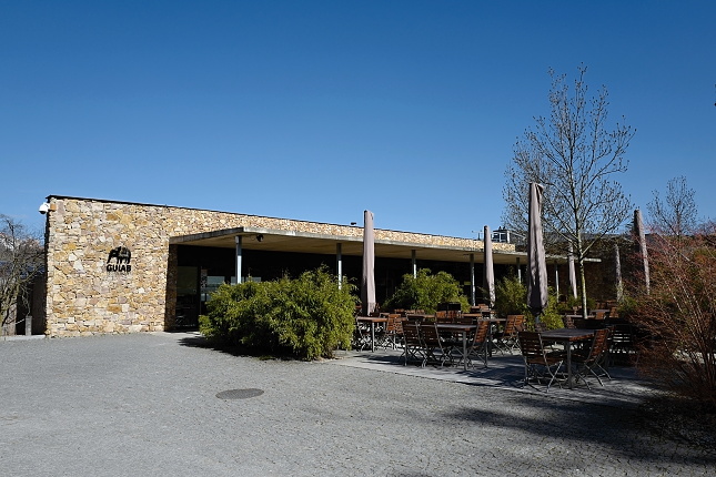 Gulab restaurant je jako jediný zůstane v částečném provozu, aby se zaměstnanci měli kde najíst.