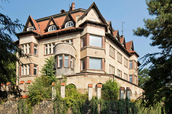 Architekt Viktor Beneš (1858-1922) postavil vilu pro svoji rodinu v letech 1909-1912 a vtiskl jí podobu aristokratického sídla se zřejmou inspirací anglickou vilovou architekturou druhé poloviny 19. století. Převzato z fb stránky Prázdné domy.