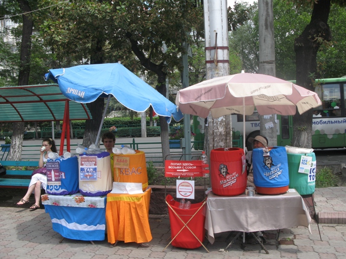 všudypřítomný prodej nápojů žarma, čalap a ledový čaj v Biškeku