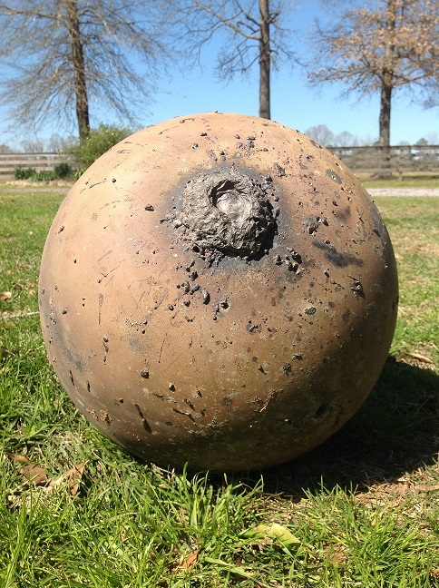 Koule nalezená na texaské pastvině byla zřejmě vystavena extrémním teplotám (Zdroj: Dean Gentz)