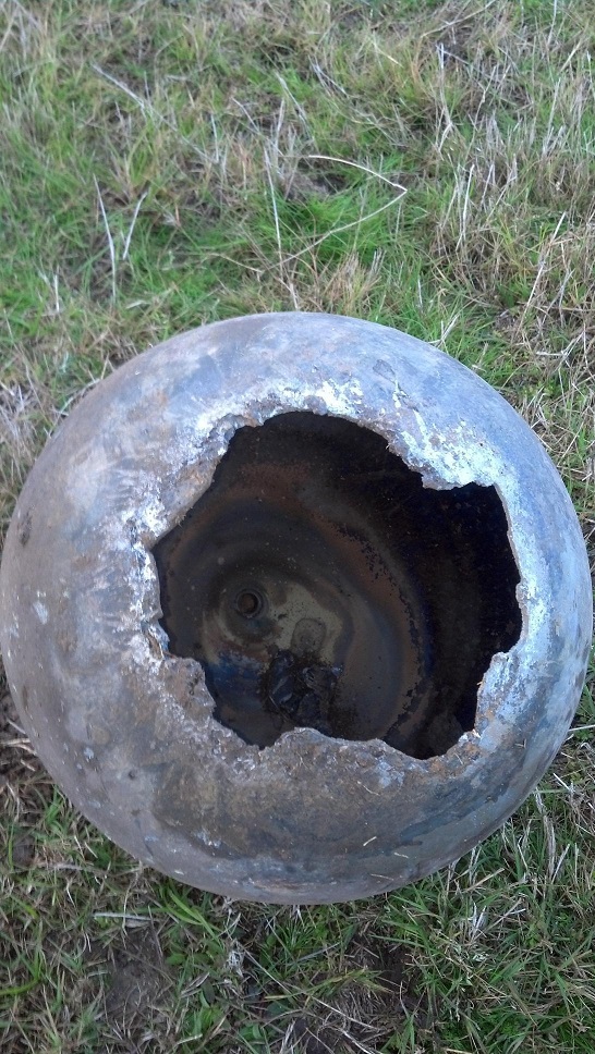 Druhá koule nalezená na vedlejší pastvině (Zdroj: Dean Gentz).