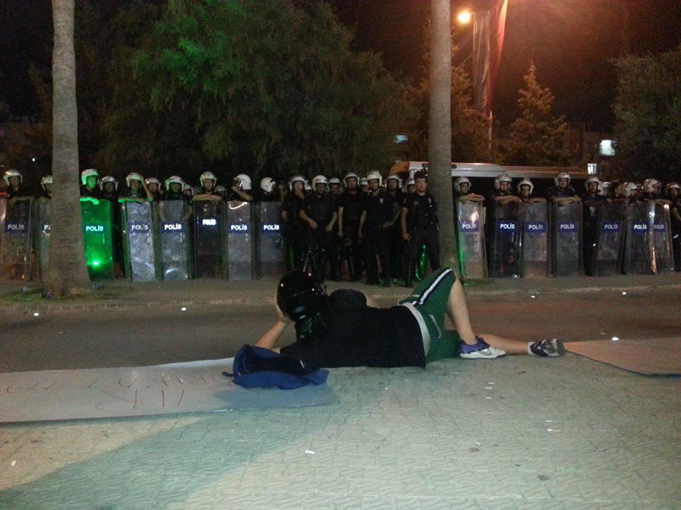 Protestující proti převaze policejních sil