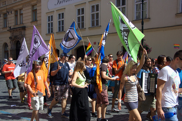 Piráti na Prague Pride s vlajkami