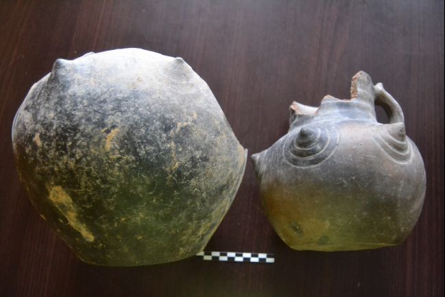 Tuto keramiku z poloviny 2. tisíciletí před Kristem přinesli rektorovi na univerzitu, pochází ze zničeného hrobu ze střední doby bronzové.