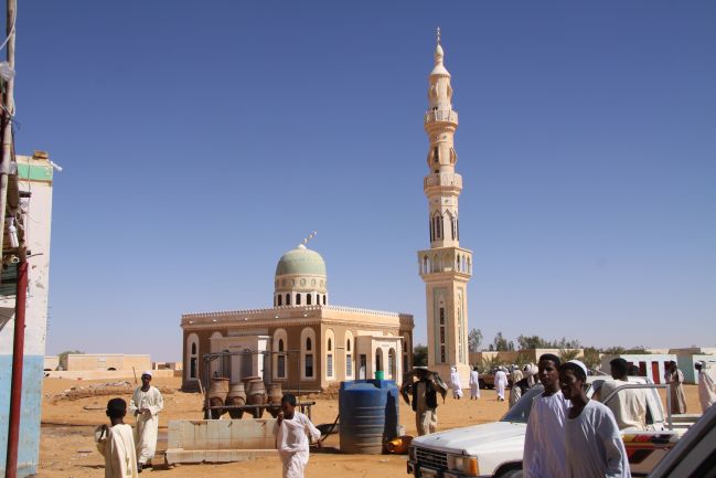 Mešita v poušti na cestě do Usli se zásobárnou vody v popředí