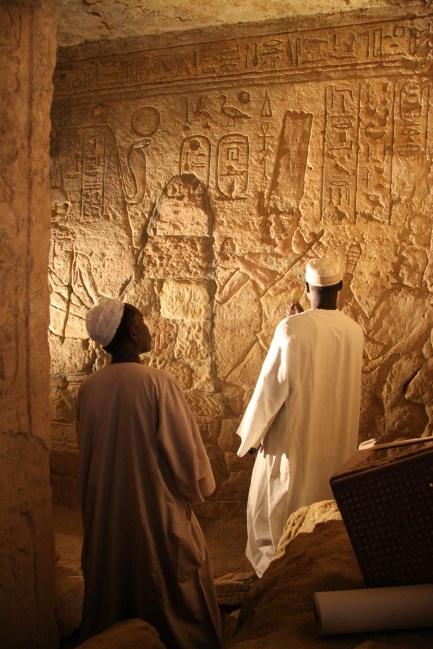 Hatim nás vede do skalního chrámu v Jebel Barkal (na stěně kobra z velké skály).