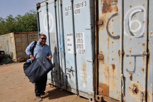 Kufr pro Pavla Onderku, na kargo nálezů z Usli, před naším kontejnerem v Chartúmu