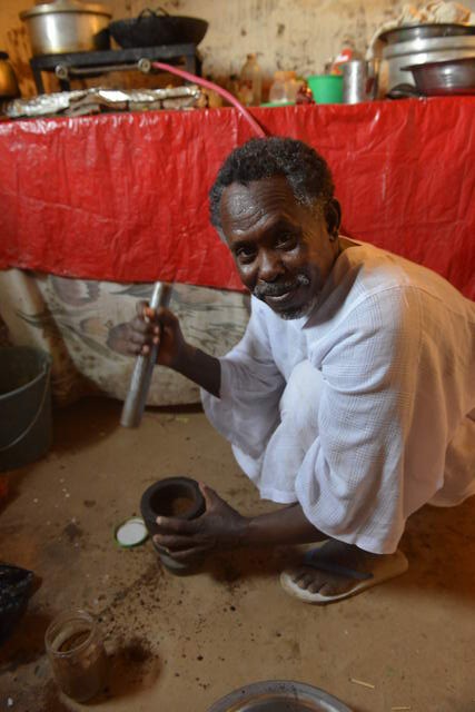 Saláh připravuje v hmoždíři kávu s kořením na gabanu