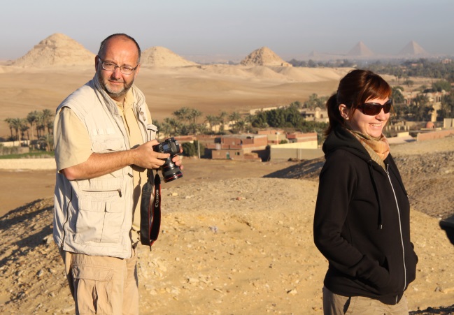 Mirek Bárta a Katarina Arias s abusírskými pyramidami v pozadí vlevo a pyramidami v Gíze vpravo