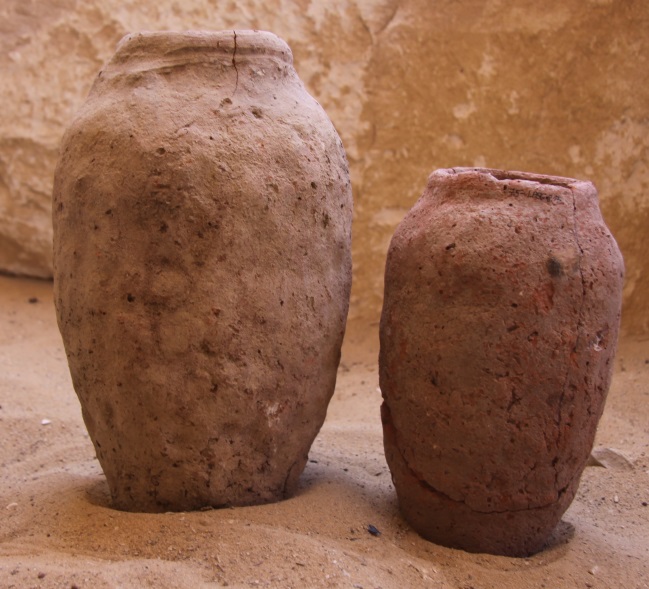 Pivní džbány z hrobky královského lékaře Šepseskafancha (polovina 3. tisíciletí před Kristem)