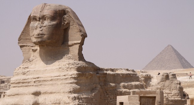 Sfinga v Gíze, v pozadí Velká pyramida panovníka Chufu (polovina 3. tisíciletí před Kristem)