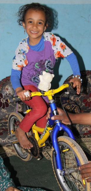 Mariam trénuje na kole, zatím jen v domě