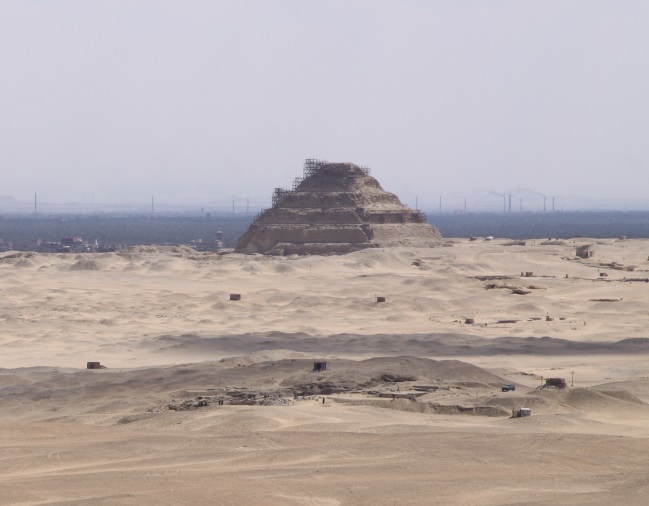 Pohled na naši lokalitu v jižním Abusíru s Džoserovou stupňovitou pyramidou v pozadí