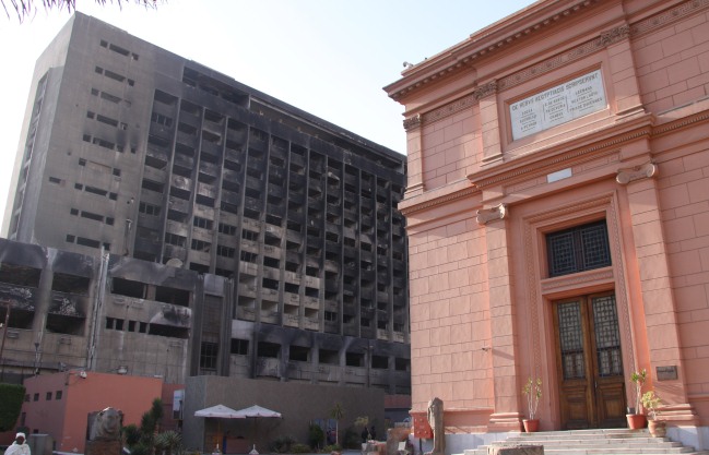 Egyptské národní muzeum a v roce 2011 vypálená budova někdejší Mubarakovy strany. Bylo to zatraceně blízko.