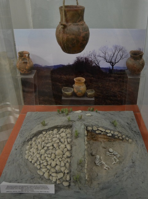 Ampoiţa - model mohyly kultury Livezile (cca 2500 před Kristem) s keramickými nálezy