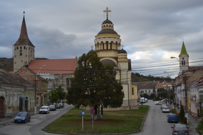 Aiudské kostely, zleva protestantský, ortodoxní a katolický