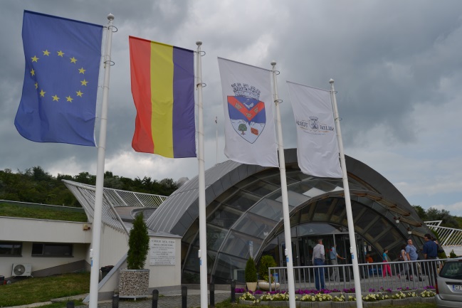 Vstup do dolu v Turdě. Všude v Rumunsku visí národní vlajky, ale také vlajky EU a to mnohem častěji než u nás