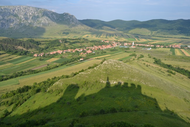 Stín hradu nad vesnicí Colțești – Torockószentgyörgy