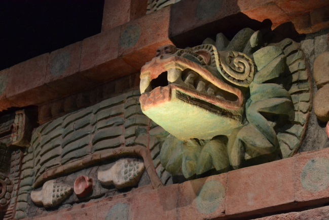 Hlava opeřeného hada z fasády Quetzalcóatlovy pyramidy v Teotihuacanu