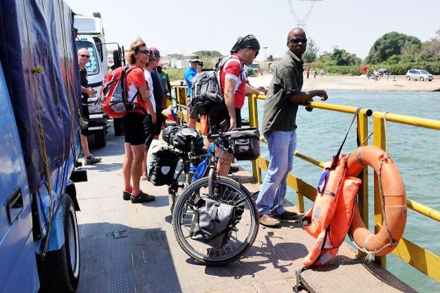 [Kazangula] Přeplouváme hranici na řece Zambezi