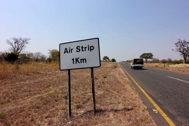 [J od Kazangula (Botswana)] Silnice se občas používá jako přistávací dráha