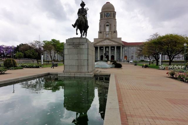 [Pretorie] Pretorius Square - jezdecká socha Pretoria, za ní radnice