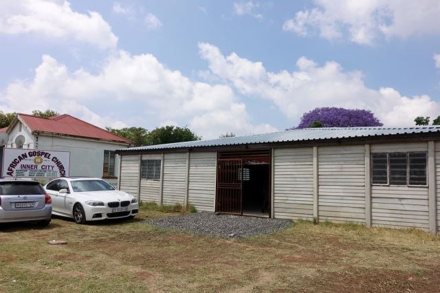 [Pretoria] Budova připomínající sklad je African Gospel Church