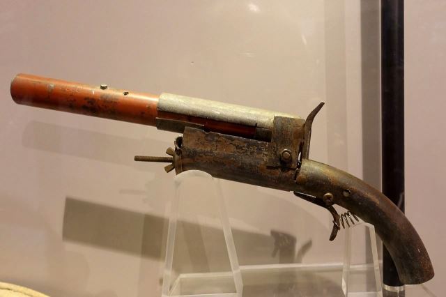 [Pretoria] //hapo - doma vyrobená pistole používaná při bojích proti apartheidu