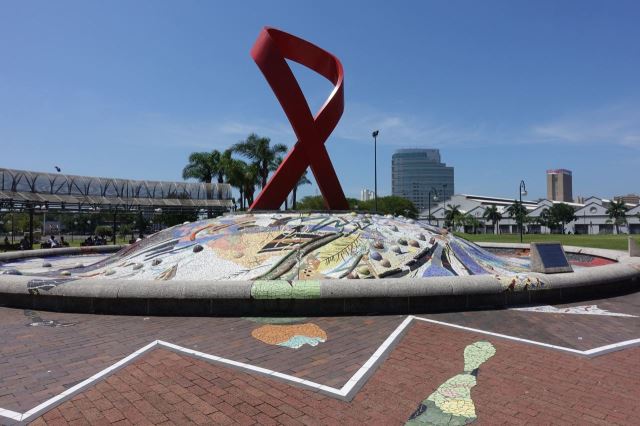 [Durban] Gugu Dlamini Park - červená stuha je symbolem boje proti AIDS