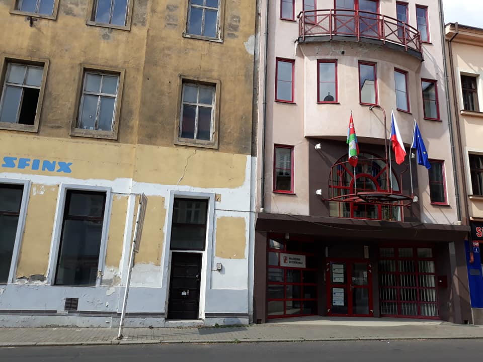 Krajský úřad v Ústí nad Labem a vedlejší dům.