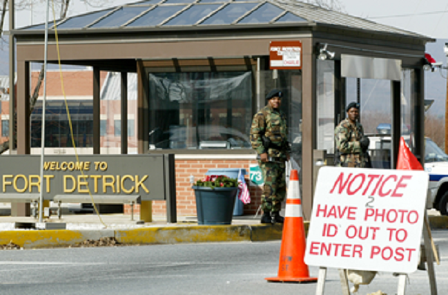 Americká vojenská základna Fort Detrick v Marylandu, na jejímž pozemku se nachází největší vojenská laboratoř v USA.