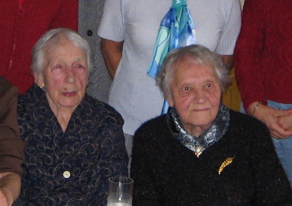 Maminka (vpravo) s tetou Jitkou na oslavě svých devadesátin