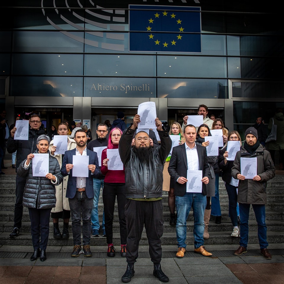 Europoslankyně Markéta Gregorová, čínský exilový umělec Badiucao a jeho manifestace v Evropském parlamentu na podporu čínských demonstrujících.