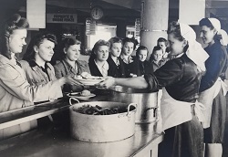 KUCHAŘKY SE NEZASTAVILY -archiv. foto 1931