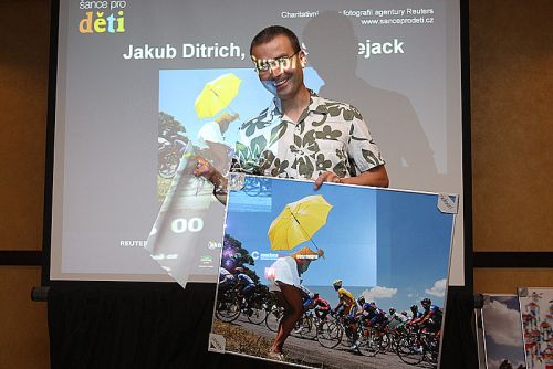 Jakub Ditrich vydražil pozadí v popředí cyklistického pelotonu za tři tisíce.