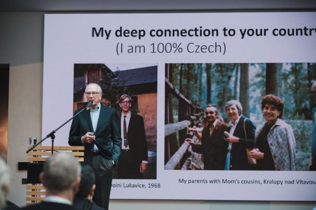 „Jsem 100% Čech, jen jsem ztratil háček, “‎ zahájil svoji prezentaci nobelista Thomas Cech. Foto: MUNI.