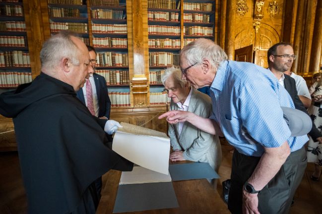 Nobelisté si v brněnském Augustiniánském opatství prohlédli Mendelův rukopis. Foto: MUNI.