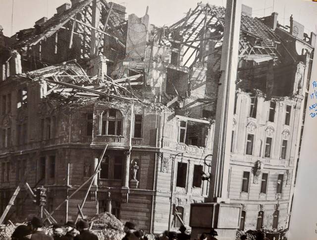 Původní budovu, která stála na místě dnešního Tančícího domu, poničila v posledních dnech 2. světové války letecká puma.