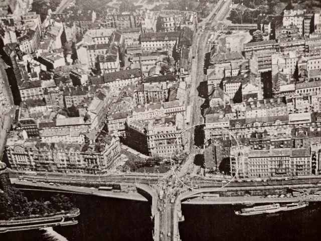 Letecký snímek lokace, kde na místě tehdejší proluky měl vyrůst Tančící dům.